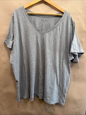 Ava & Viv Gray V-Neck Short Sleeve Tee